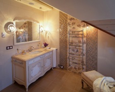 Фото интерьера санузла деревянного дома в стиле неоклассика