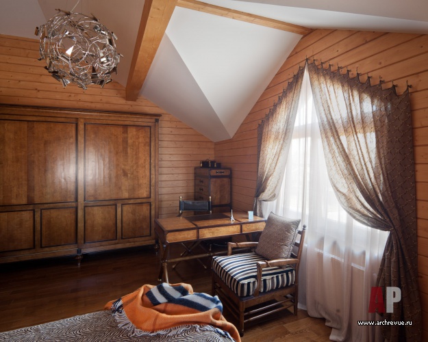 Фото интерьера кабинета деревянного дома в стиле неоклассика