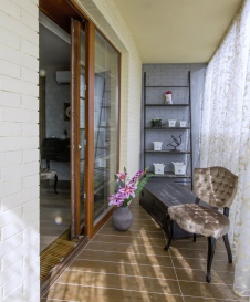 Фото интерьера лоджии небольшой квартиры в стиле кантри