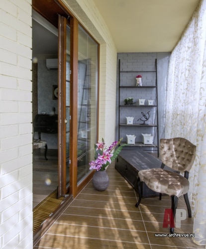 Фото интерьера лоджии небольшой квартиры в стиле шале
