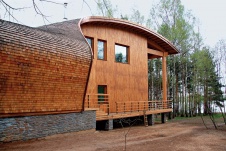 Фото фасада двухэтажного деревянного дома в эко стиле