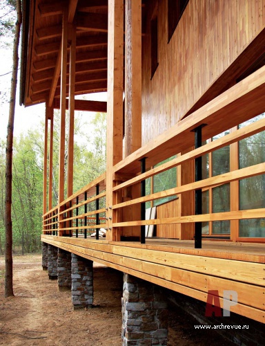 Фото веранды двухэтажного деревянного дома в эко стиле
