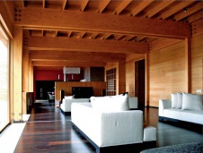 Фото интерьера гостиной двухэтажного деревянного дома в эко стиле