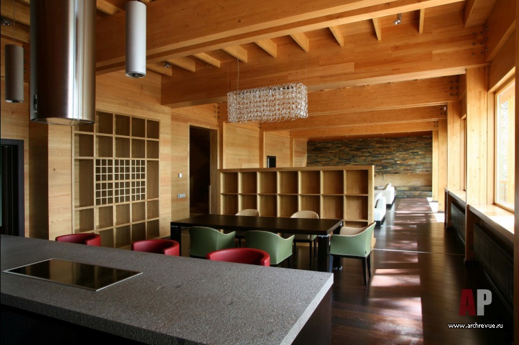 Фото интерьера гостиной двухэтажного деревянного дома в эко стиле