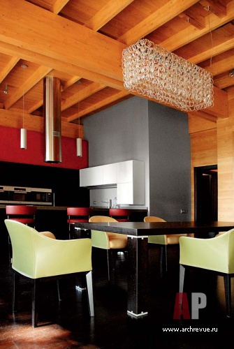 Фото интерьера гостиной двухэтажного деревянного дома в эко стиле