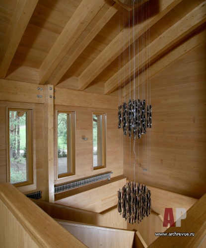 Фото лестницы двухэтажного деревянного дома в эко стиле