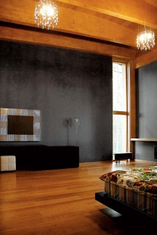 Фото интерьера спальни двухэтажного деревянного дома в эко стиле