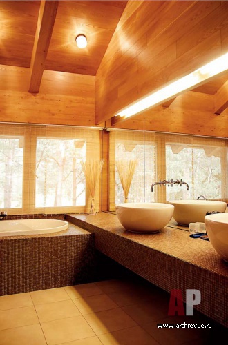 Фото интерьера санузла двухэтажного деревянного дома в эко стиле