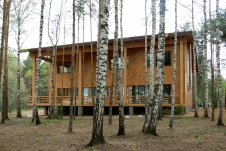 Фото фасада двухэтажного деревянного дома в эко стиле