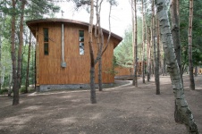 Фото фасада двухэтажного деревянного дома в эко стиле