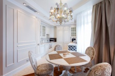 Фото интерьера кухни в стиле неоклассика