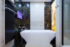 Фото интерьера ванной квартиры в стиле неоклассика