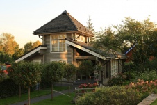 Фото фасада гостевого дома из оцилиндрованного бревна