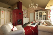 Фото интерьера гостиной гостевого дома из оцилиндрованного бревна