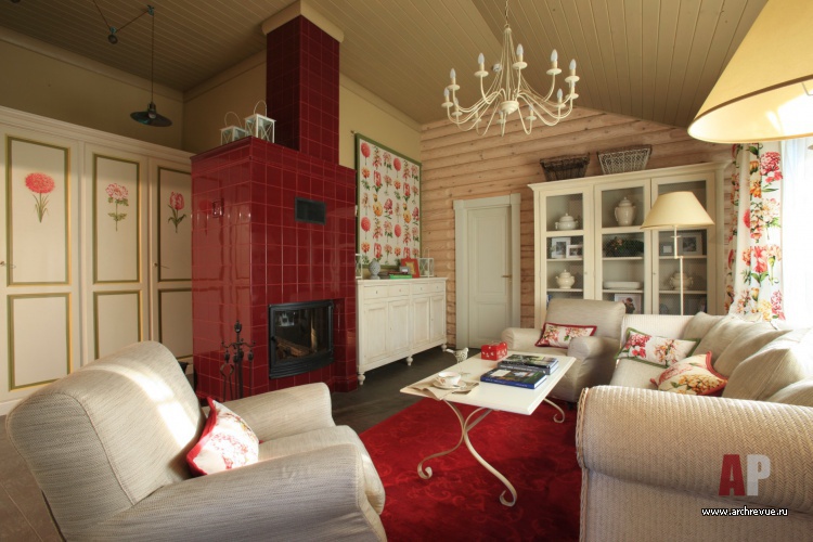 Фото интерьера гостиной гостевого дома из оцилиндрованного бревна