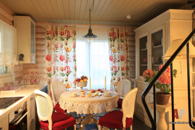 Фото интерьера кухни гостевого дома из оцилиндрованного бревна