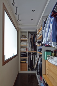 Фото интерьера гардеробной небольшой квартиры в минимализме