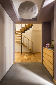 Фото интерьера лестничного холла небольшого дома в эко стиле