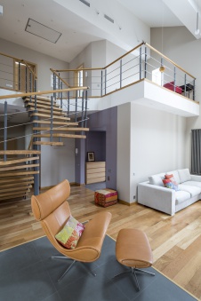 Фото интерьера лестницы небольшого дома в эко стиле