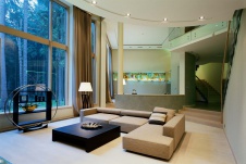 Фото интерьера гостиной загородного дома в стилистике современного шале