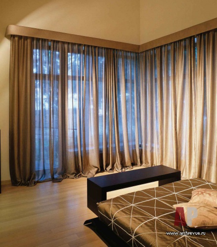 Фото интерьера спальни загородного дома в стилистике современного шале