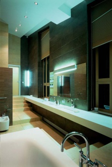 Фото интерьера санузла загородного дома в стилистике современного шале