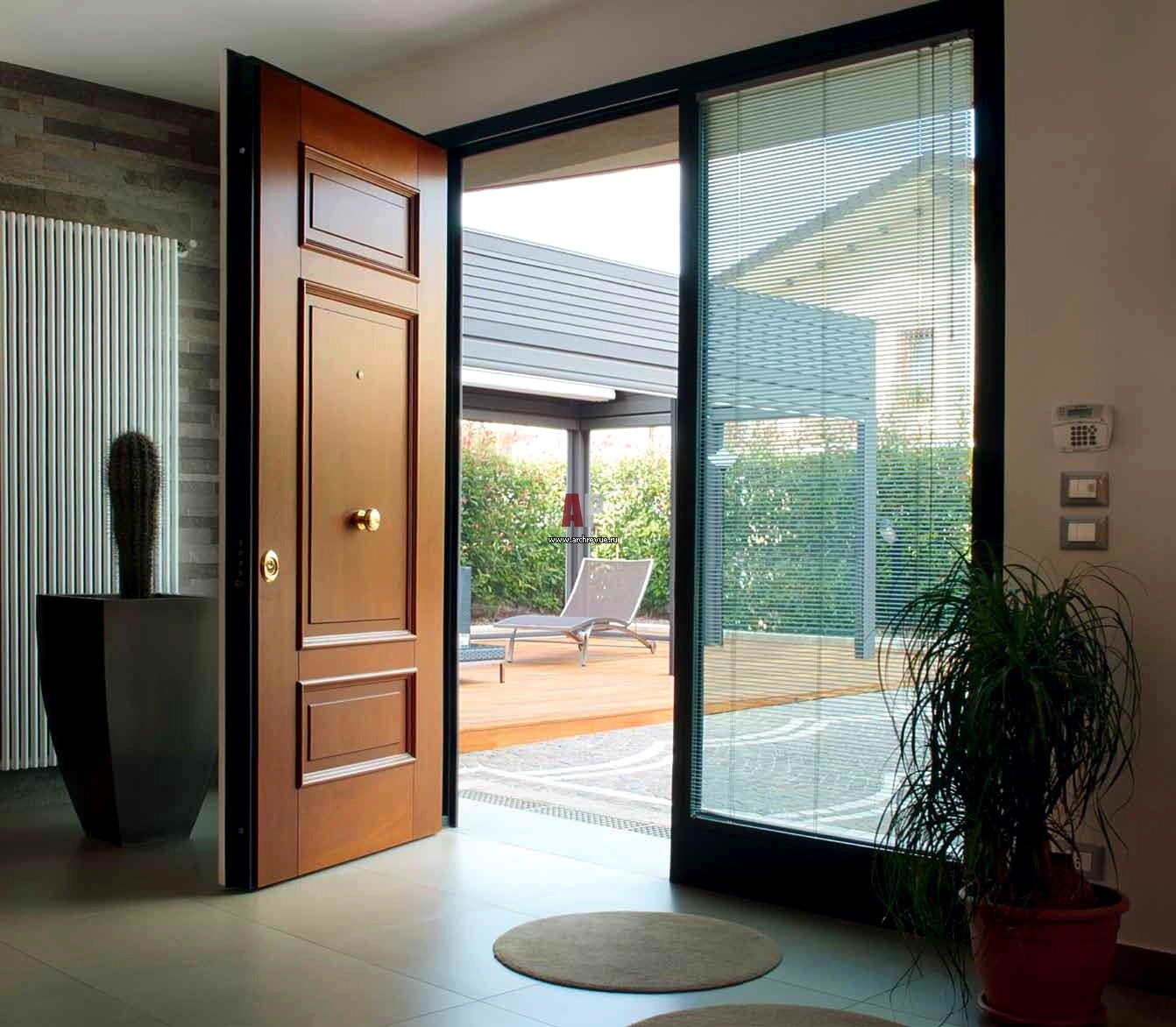 Дверь открывается внутрь квартиры. Алюминиевые межкомнатные двери. Алюминиевые входные двери. Современные входные двери в интерьере. Современные итальянские входные двери в дом.