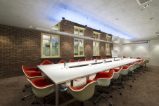 Фото интерьера конференц-зала офиса в современном стиле