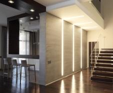 Фото интерьера лестничного холла дома в стиле минимализм Фото интерьера входной зоны дома в стиле минимализм