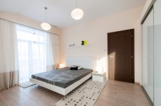 Фото интерьера спальни небольшого дома в современном стиле