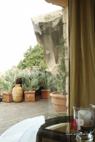 Фото интерьера террасы небольшого дома в неоклассическом стиле