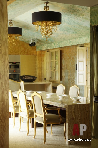 Фото интерьера столовой небольшого дома в неоклассическом стиле