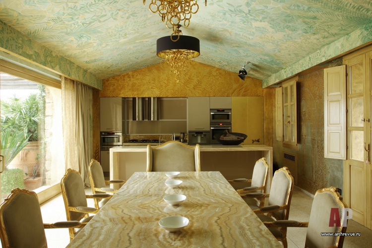 Фото интерьера кухни небольшого дома в неоклассическом стиле