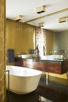 Фото интерьера ванной небольшого дома в неоклассическом стиле Фото интерьера санузла небольшого дома в неоклассическом стиле