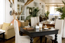 Фото интерьера зала ресторана в стиле фьюжн