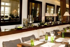 Фото интерьера зала ресторана в стиле фьюжн