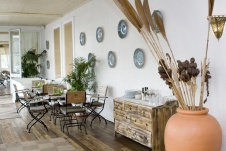 Фото интерьера зала ресторана в стиле фьюжн