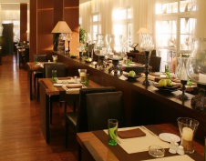 Фото интерьера зала ресторана в стиле фьюжн