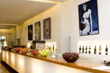 Фото интерьера бара ресторана в стиле фьюжн