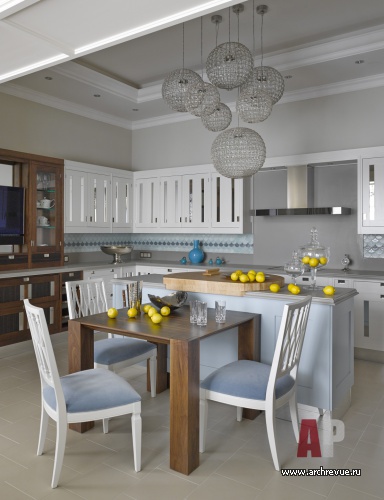 Фото интерьера кухни квартиры в стиле неоклассика