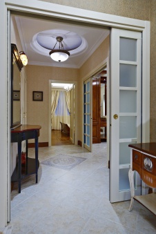 Фото интерьера входной зоны квартиры в стиле неоклассика