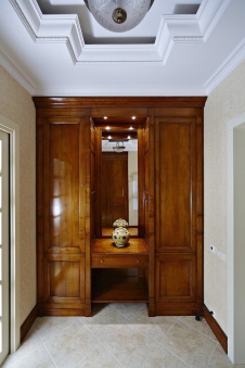 Фото интерьера коридора квартиры в стиле неоклассика