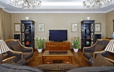 Фото интерьера гостиной квартиры в стиле неоклассика