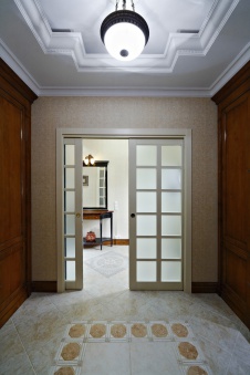 Фото интерьера коридора квартиры в стиле неоклассика