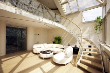 Фото интерьера гостиной многоуровневой квартиры в современном стиле Фото интерьера лестничного холла многоуровневой квартиры в современном стиле