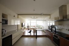 Фото интерьера кухни многоуровневой квартиры в современном стиле