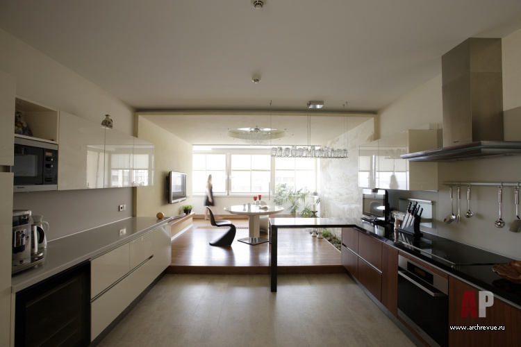 Фото интерьера кухни многоуровневой квартиры в стиле минимализм