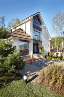 Фото фасада небольшого дома в современном стиле