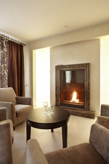 Фото интерьера каминной небольшого дома в современном стиле