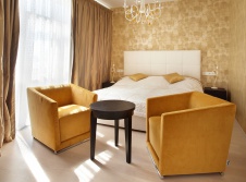 Фото интерьера спальни небольшого дома в современном стиле